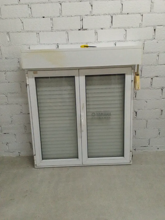 Ventana aluminio blanco con persiana