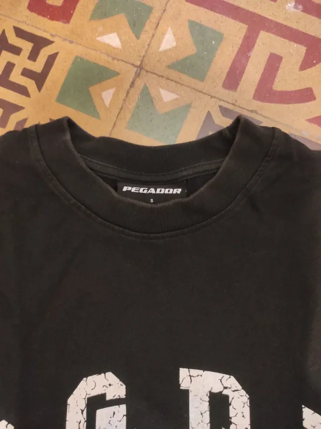 Camiseta PEGADOR cropped