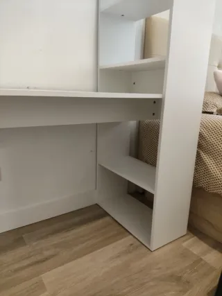 Escritorio blanco con estantería