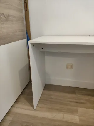 Escritorio blanco con estantería