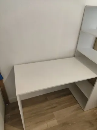 Escritorio blanco con estantería