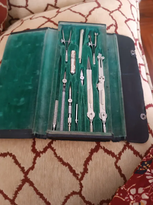 Estuche de compás antiguo cuero años 50