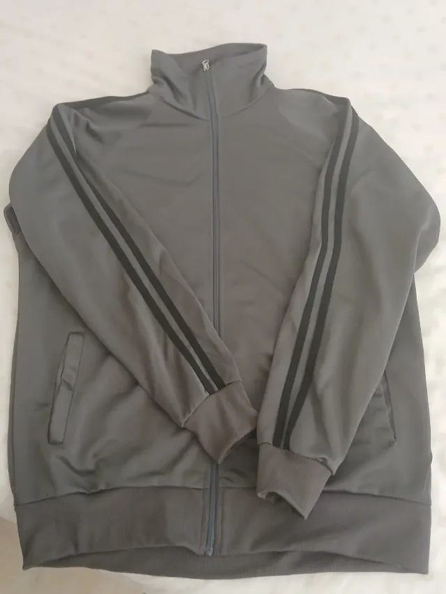 Sudadera gris con cremallera