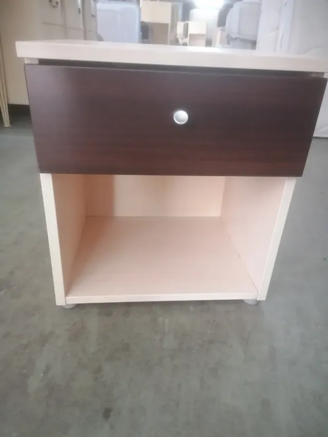 Mesita de noche de madera