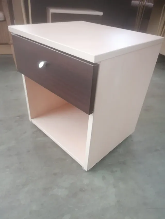 Mesita de noche de madera