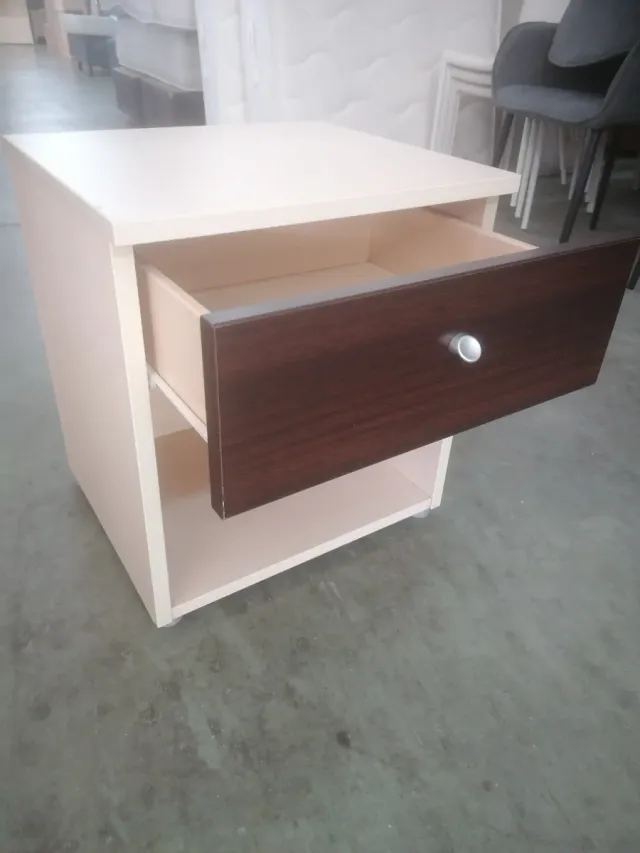 Mesita de noche de madera