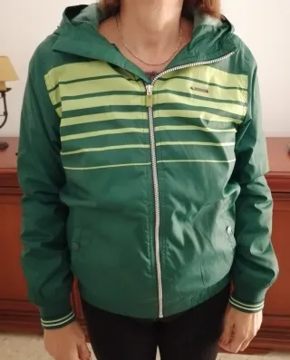 Chaqueta deportiva verde y amarilla