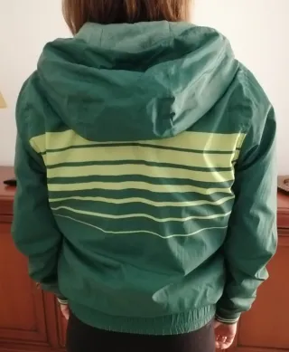 Chaqueta deportiva verde y amarilla
