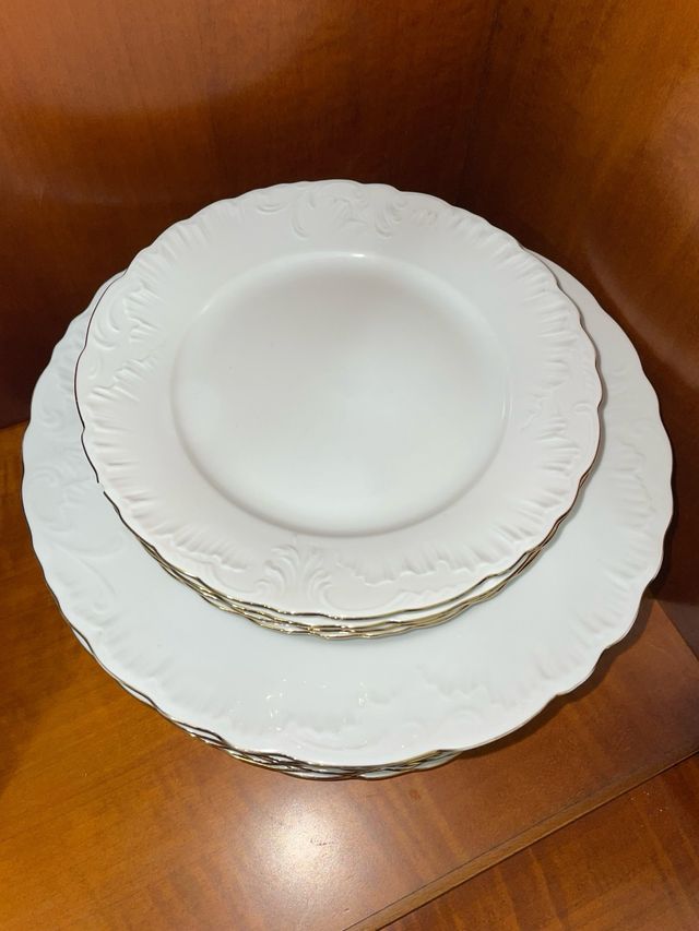 Vajilla de porcelana blanca y dorada