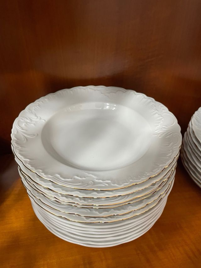 Vajilla de porcelana blanca y dorada