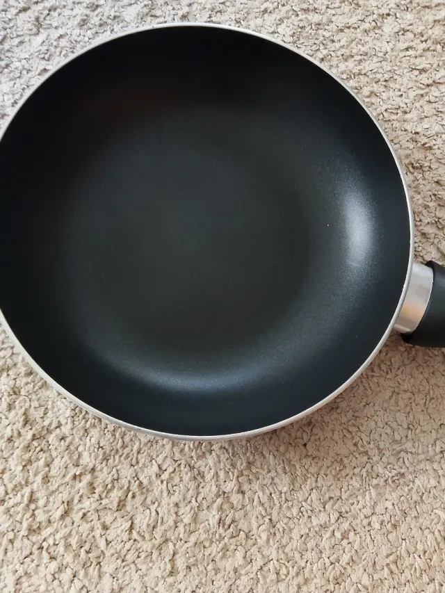 Sartén antiadherente negra
