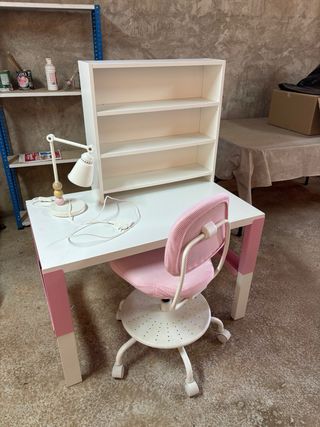Escritorio infantil con estantería y silla IKEA.