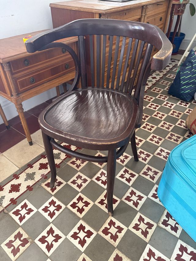 Silla de madera oscura estilo clásico