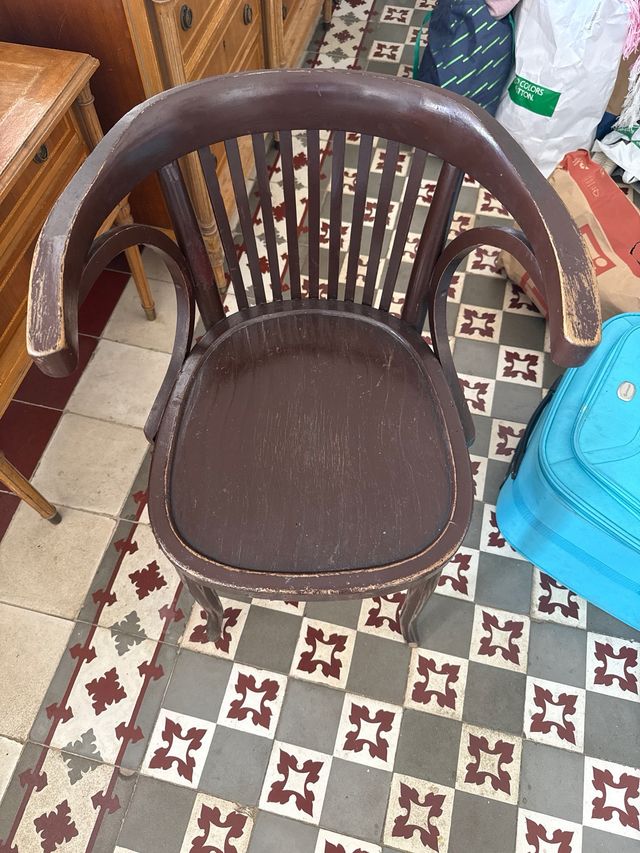 Silla de madera oscura estilo clásico