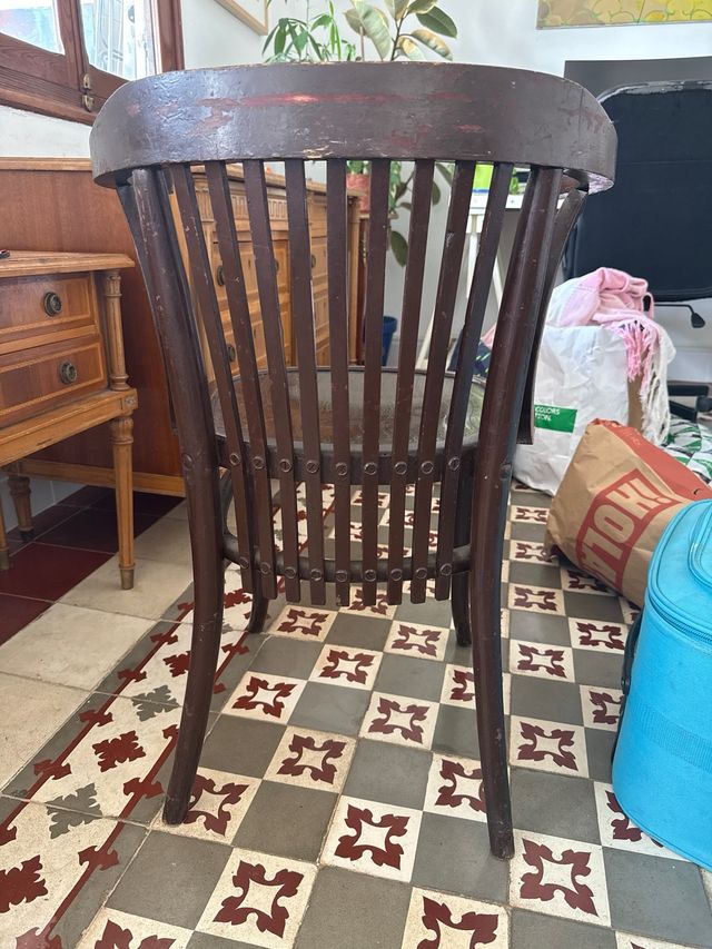 Silla de madera oscura estilo clásico