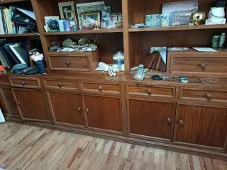 Estantería de madera con cajones