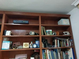 Estantería de madera con cajones