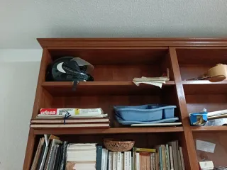 Estantería de madera con cajones