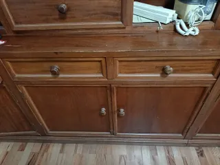 Estantería de madera con cajones