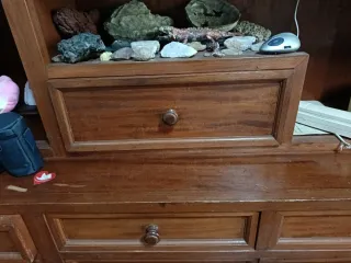 Estantería de madera con cajones