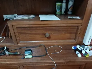 Estantería de madera con cajones