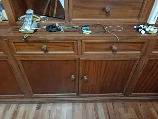 Estantería de madera con cajones