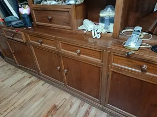 Estantería de madera con cajones