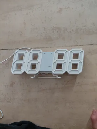 Reloj digital LED blanco