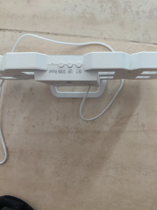 Reloj digital LED blanco