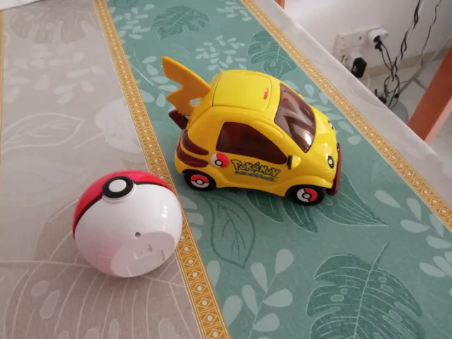 Coche teledirigido Pokémon Pikachu