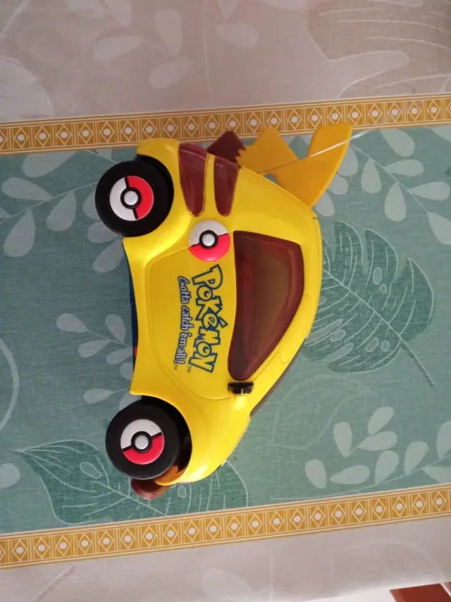 Coche teledirigido Pokémon Pikachu