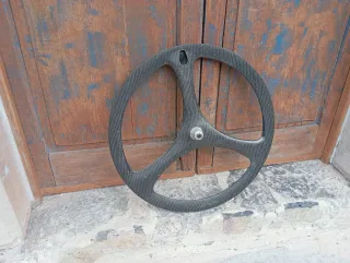 Rueda delantera Carbono Tri-spoke.