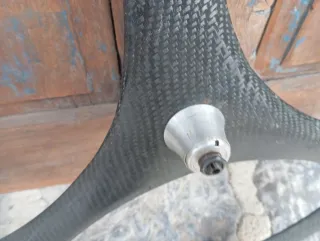 Rueda delantera Carbono Tri-spoke.