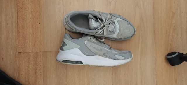 Zapatillas Nike Air grises y blancas