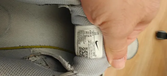 Zapatillas Nike Air grises y blancas