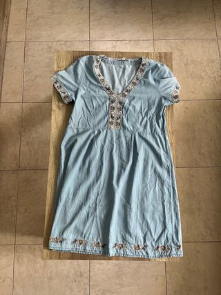 Vestido playero azul bordado.