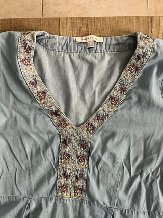 Vestido playero azul bordado.