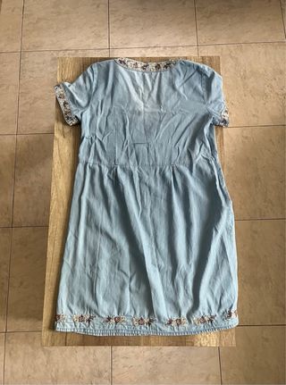 Vestido playero azul bordado.