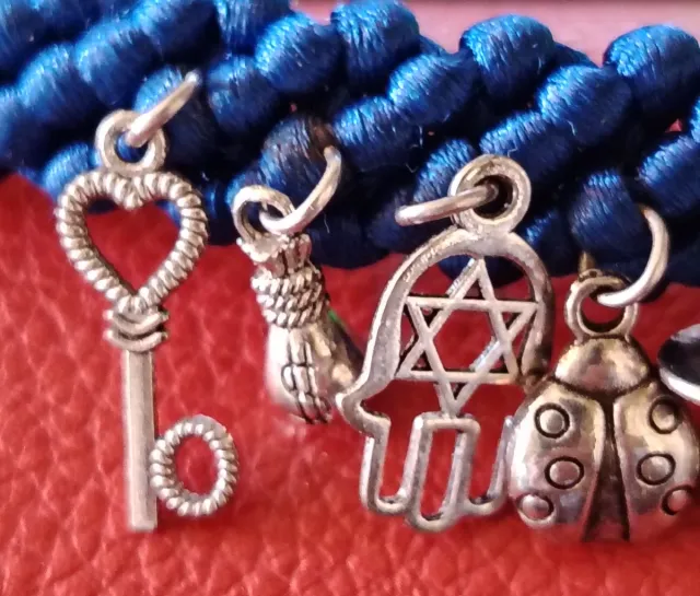 Pulsera trenzada azul con amuletos plateados