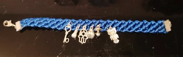 Pulsera trenzada azul con amuletos plateados