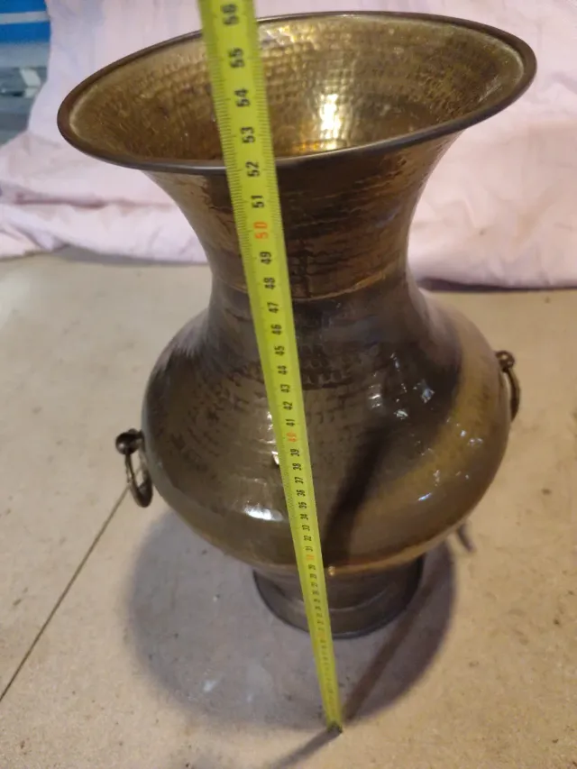 Jarrón de latón martillado