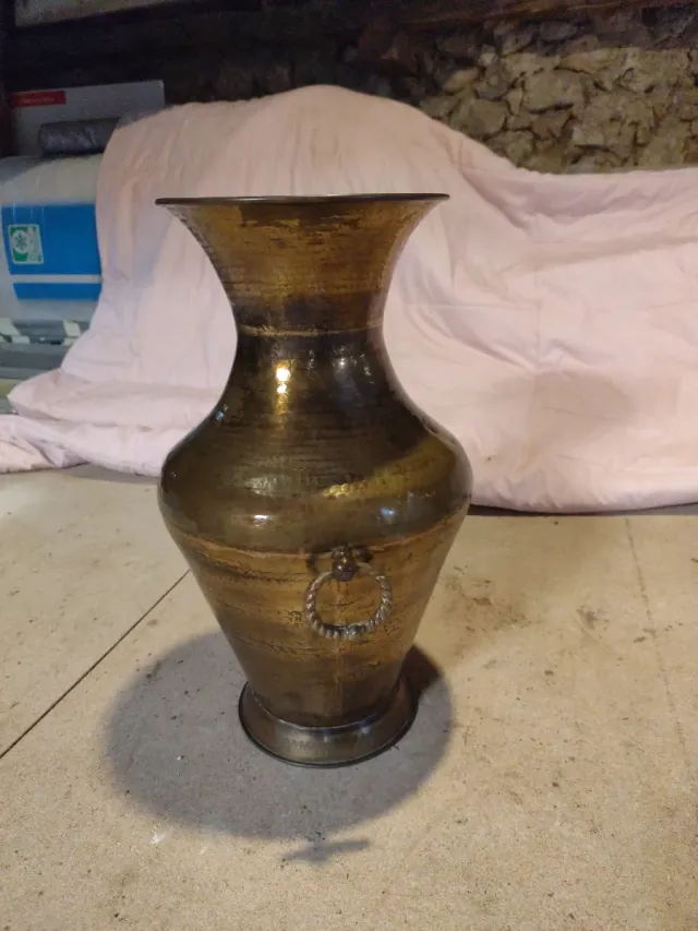 Jarrón de latón martillado