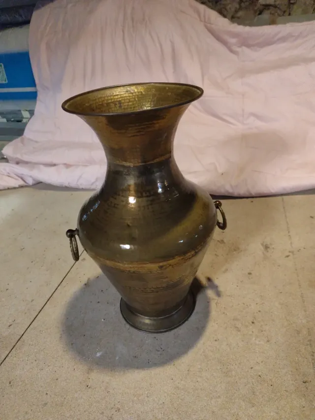 Jarrón de latón martillado