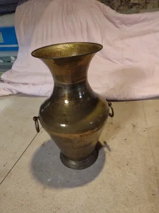 Jarrón de latón martillado