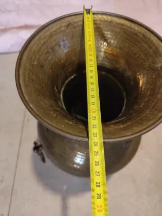 Jarrón de latón martillado