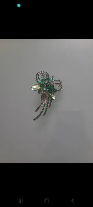 Spilla elegante con strass verdi e argento