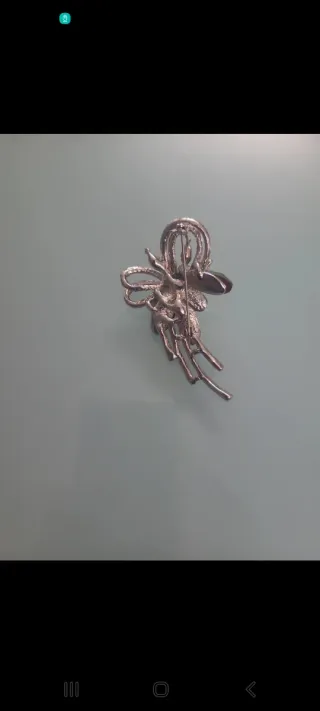 Spilla elegante con strass verdi e argento