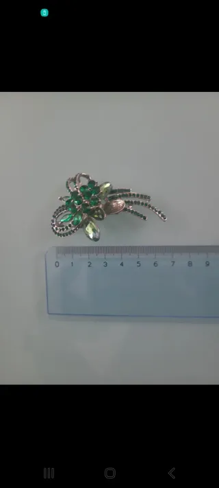 Spilla elegante con strass verdi e argento