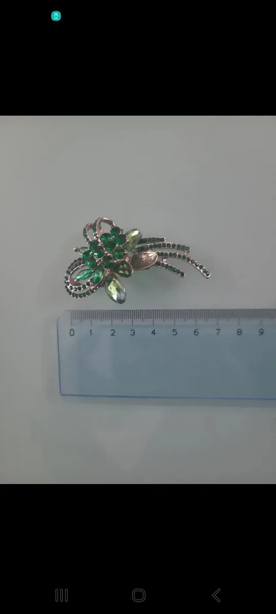 Spilla elegante con strass verdi e argento