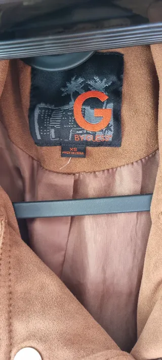 Cazadora By Guess corta mujer marrón.